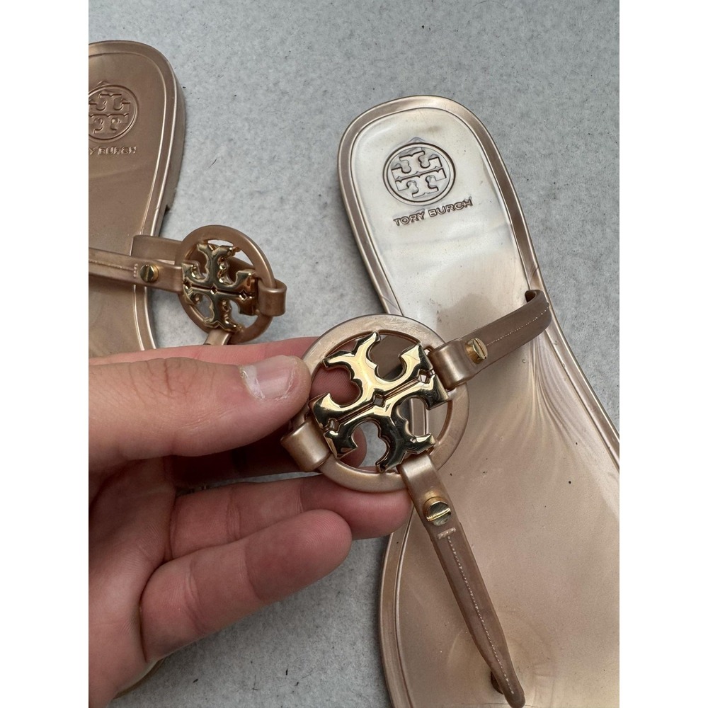 Tory Burch Jelly Thong Sandals Women's Size 7 Gold Logo Medallion Flat Slip On - Picture 4 of 6